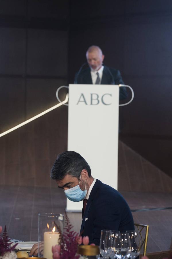 Luis Enríquez, durante el discurso de Arturo Pérez-Reverte, Premio Cavia 2020. 