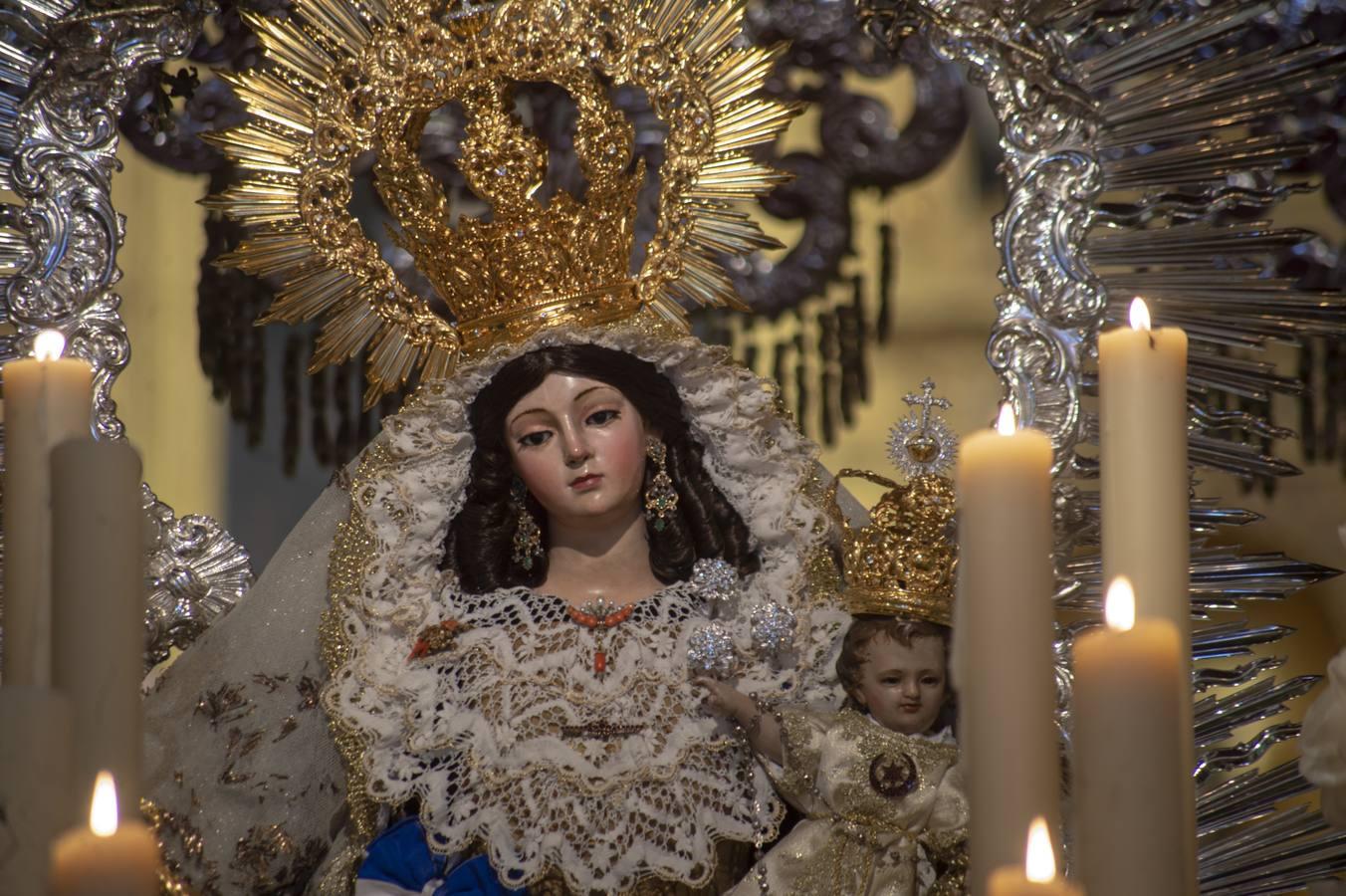 La Virgen del Carmen de Santa Catalina sobre su paso de palio