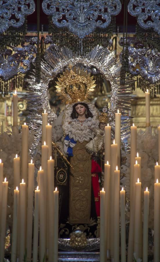 La Virgen del Carmen de Santa Catalina sobre su paso de palio