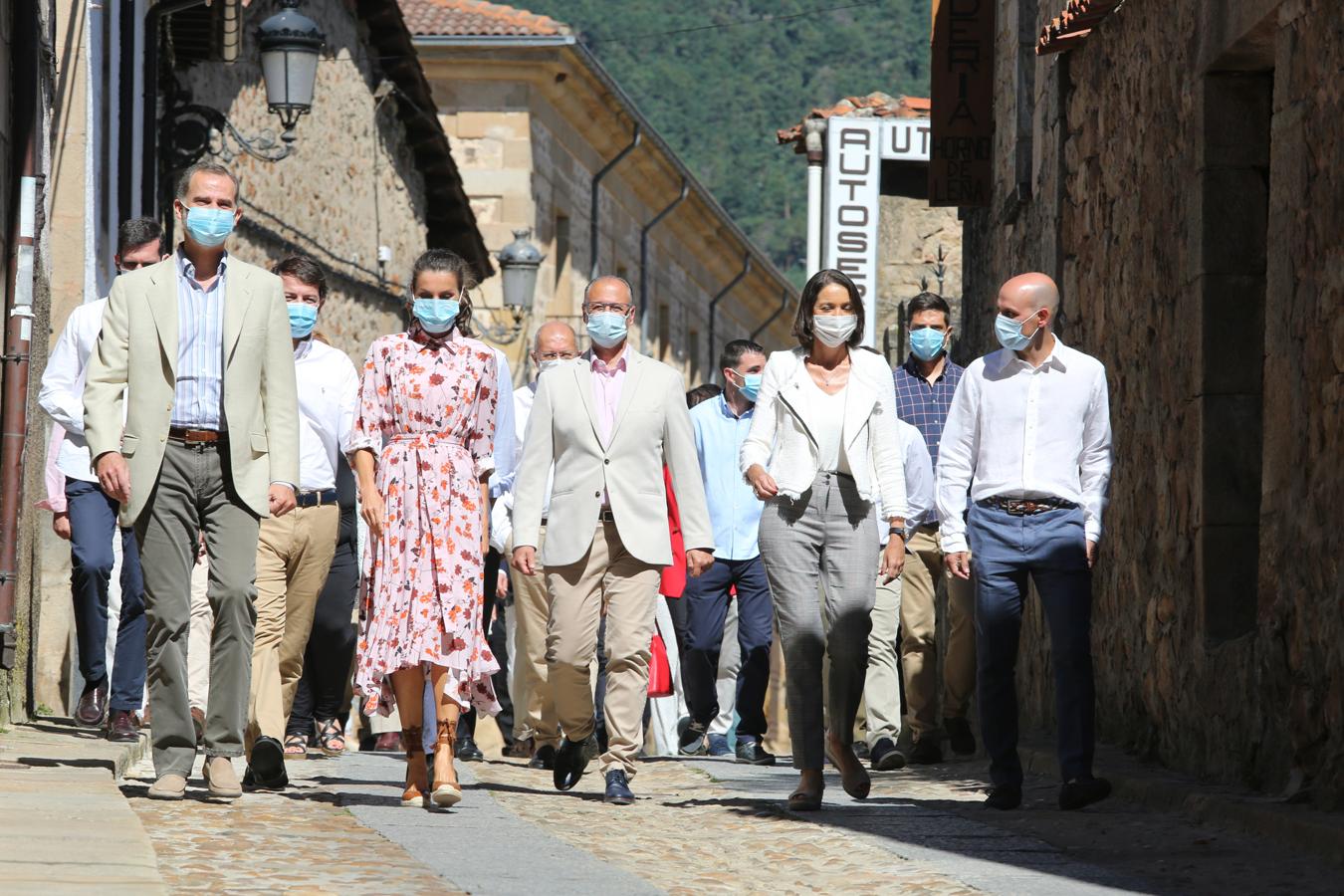 Don Felipe y Doña Letizia en las calles de Vinuesa junto a autoridades locales y autonómicas