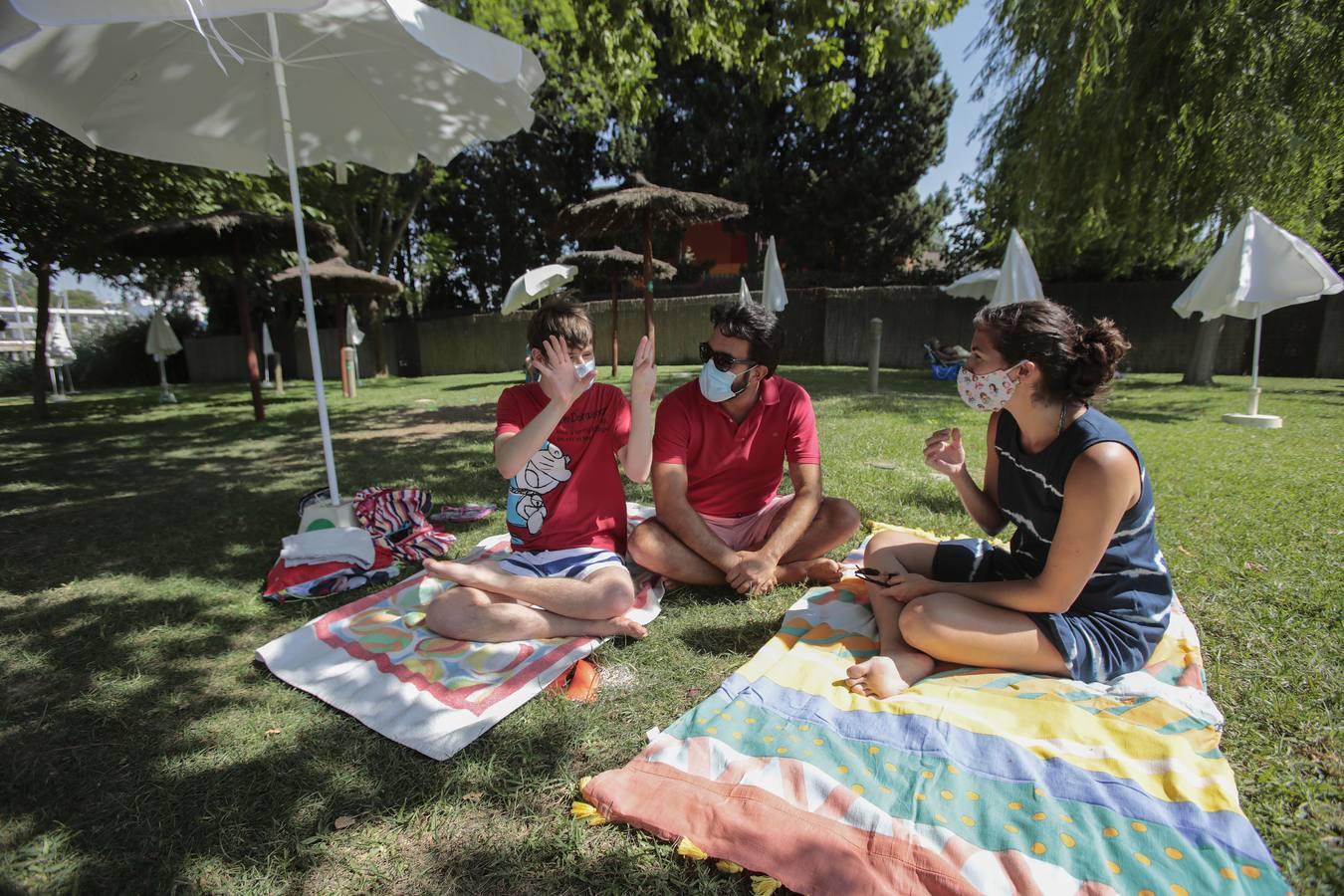 Coronavirus en Sevilla: ir a la piscina con mascarilla