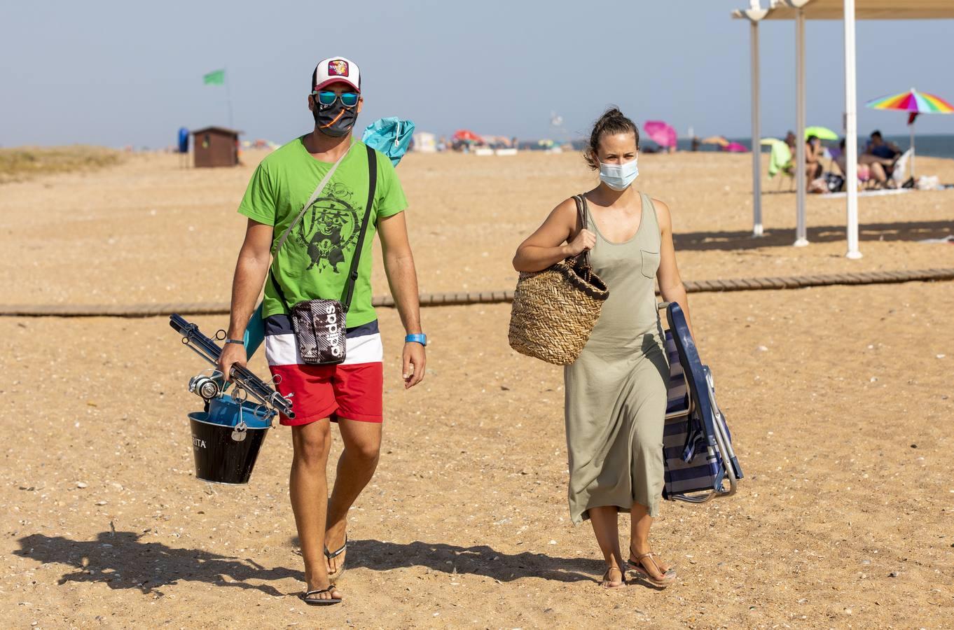 Coronavirus en Andalucía: un paseo por la playa con mascarilla