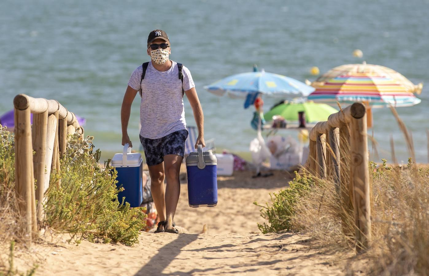 Coronavirus en Andalucía: un paseo por la playa con mascarilla