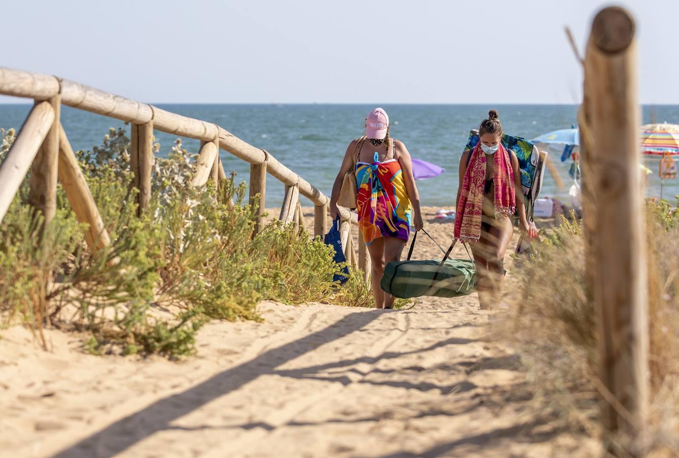 Coronavirus en Andalucía: un paseo por la playa con mascarilla