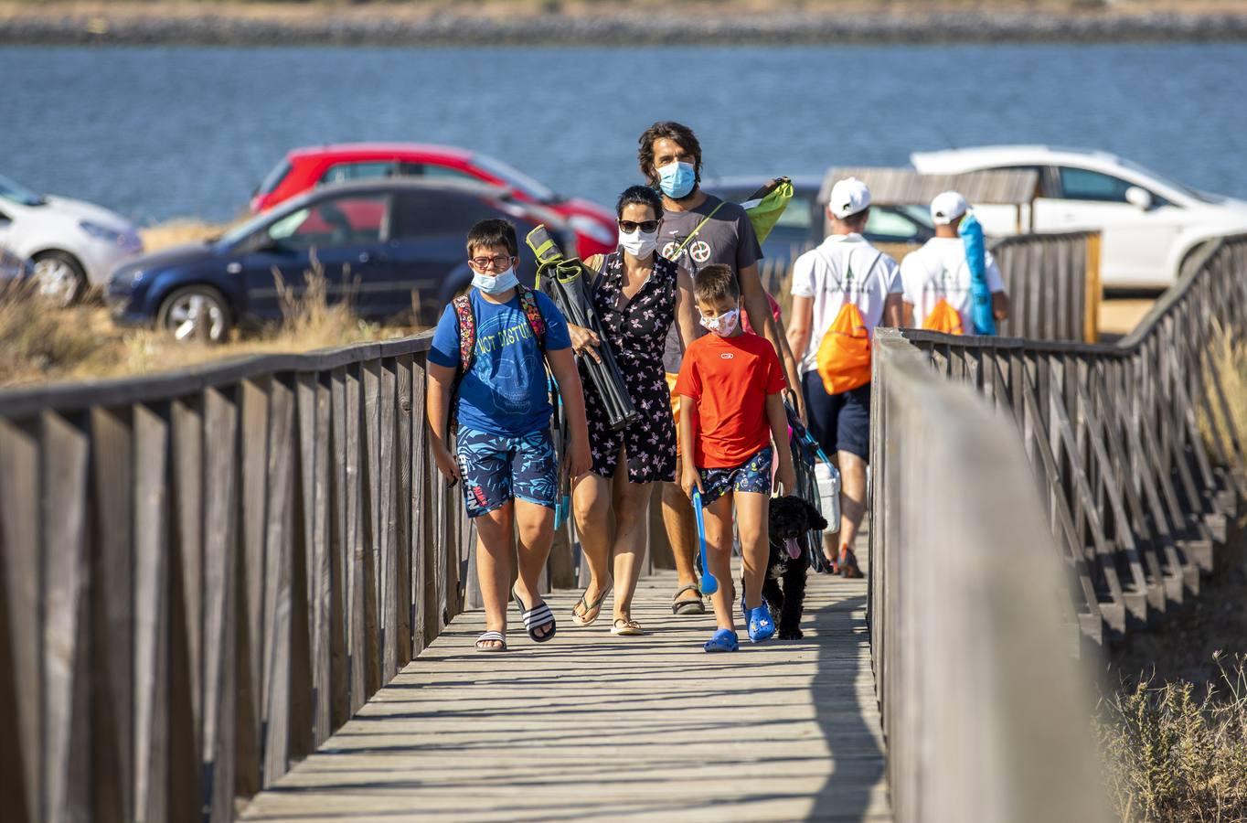 Coronavirus en Andalucía: un paseo por la playa con mascarilla