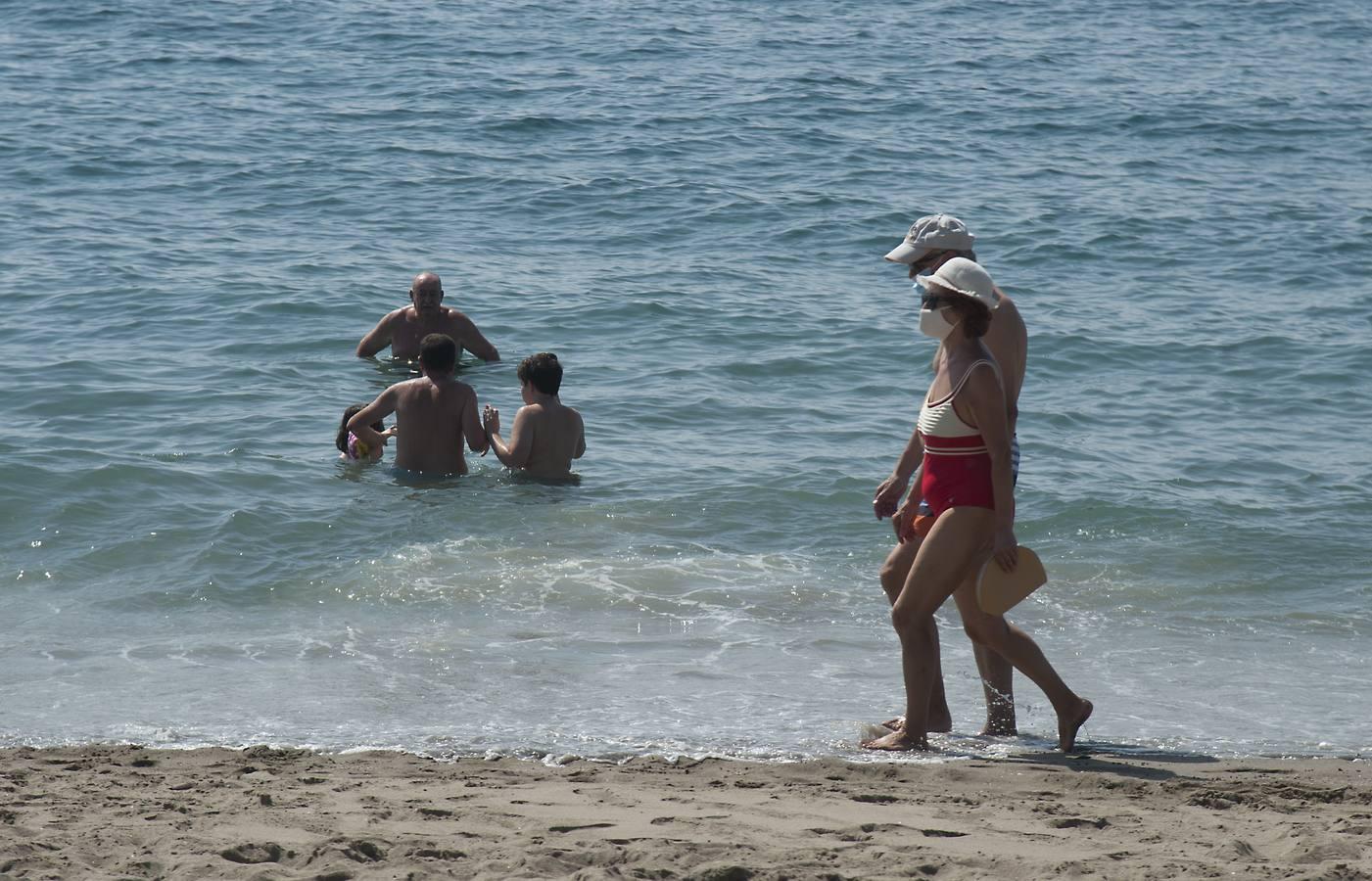 Coronavirus en Andalucía: un paseo por la playa con mascarilla