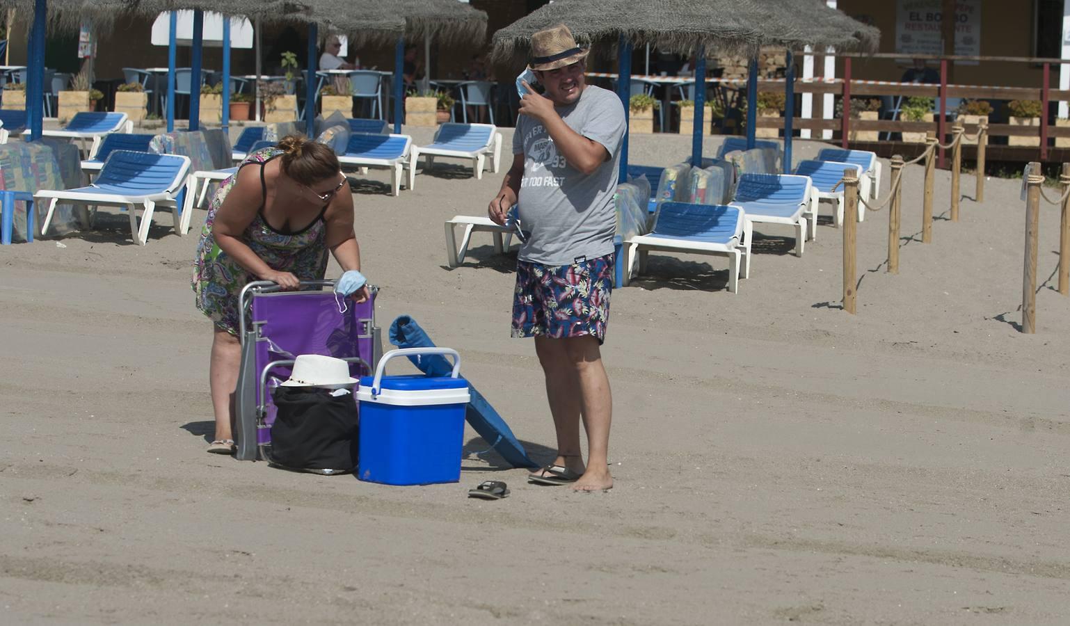 Coronavirus en Andalucía: un paseo por la playa con mascarilla