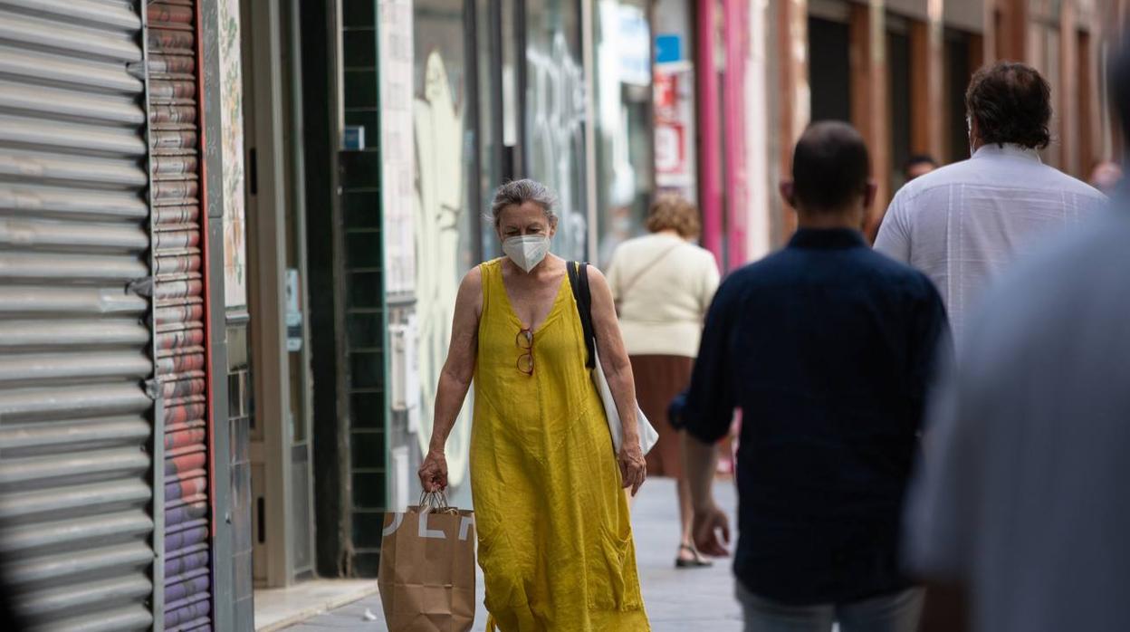 El primer día de mascarillas obligatorias en Sevilla