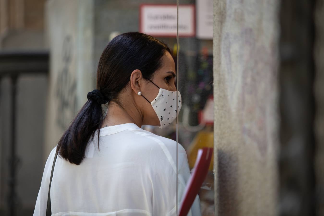 El primer día de mascarillas obligatorias en Sevilla