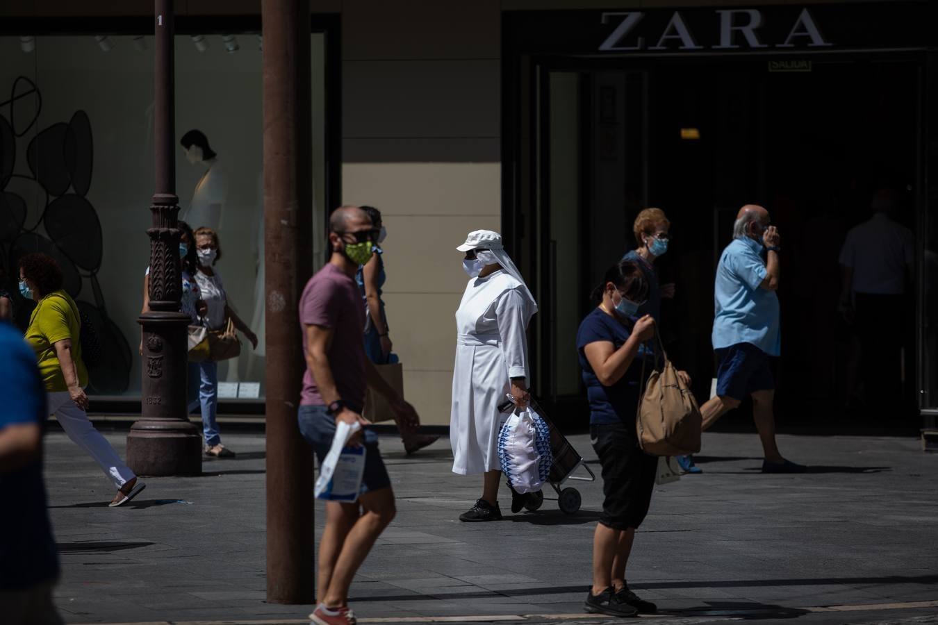 El primer día de mascarillas obligatorias en Sevilla