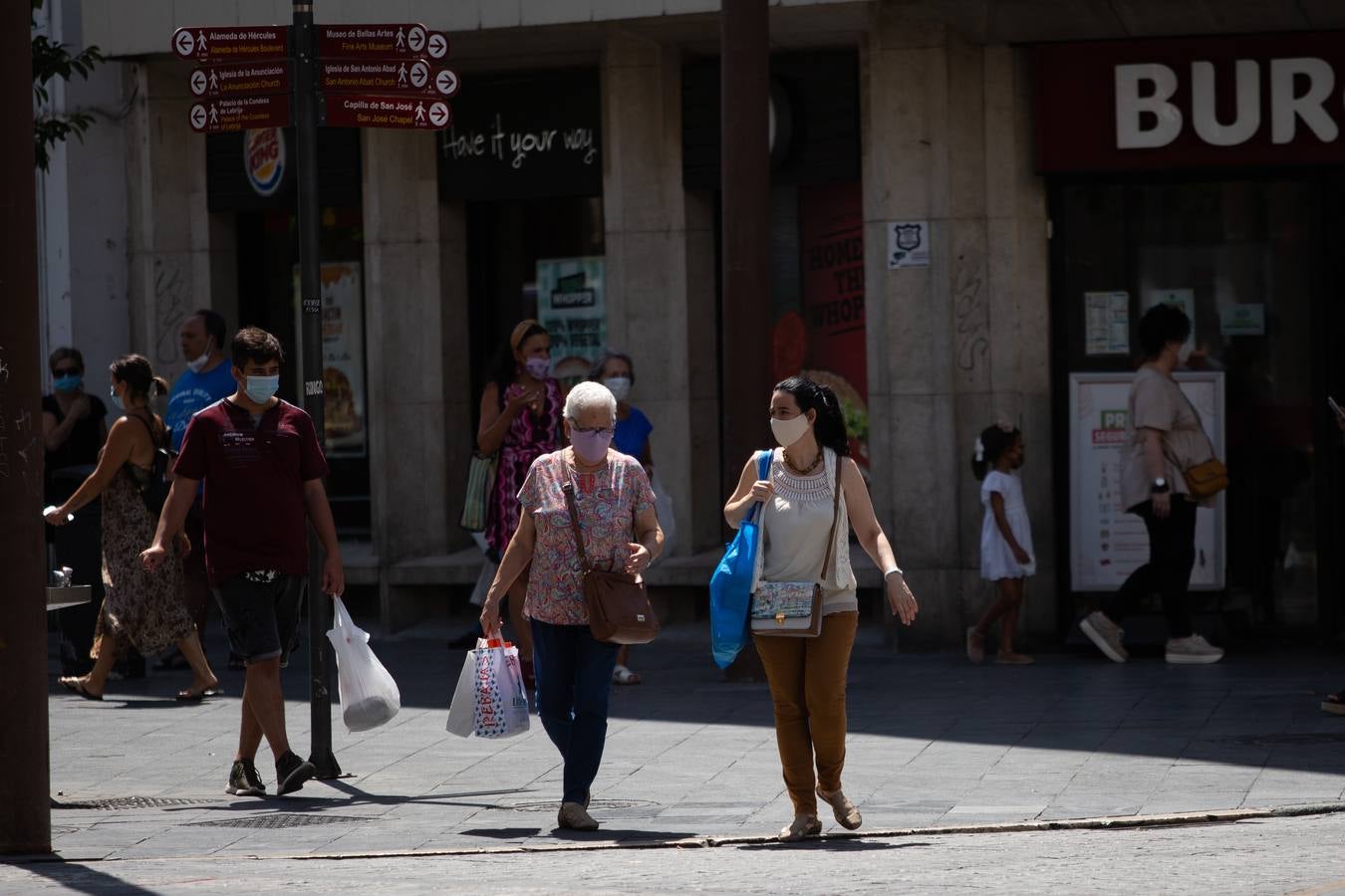 El primer día de mascarillas obligatorias en Sevilla