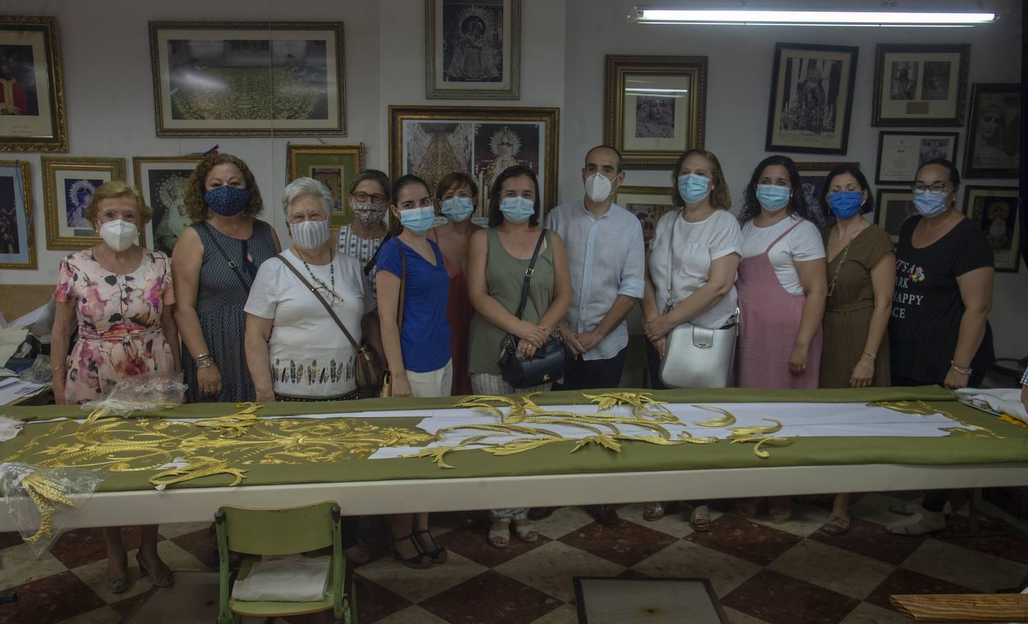 Los bordados del nuevo manto de la Virgen de la Esperanza de la Trinidad