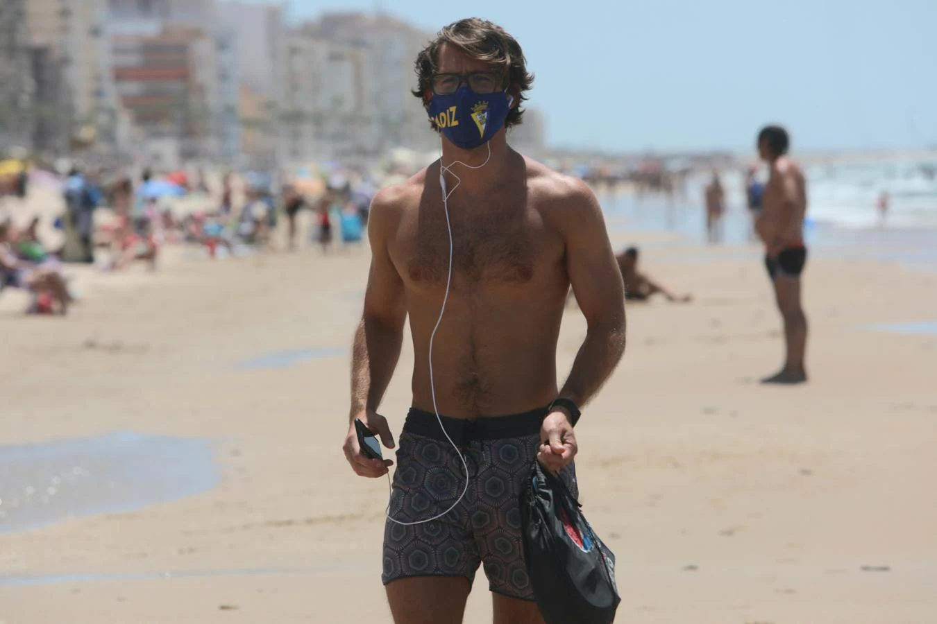 Fotos: Bañistas concienciados en Cádiz con el uso de la mascarilla