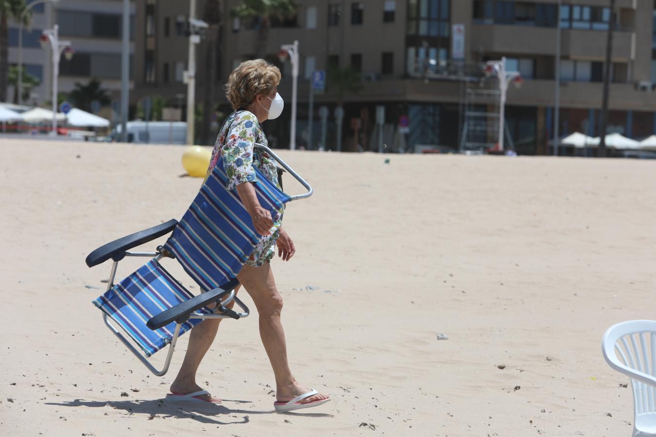 Fotos: Bañistas concienciados en Cádiz con el uso de la mascarilla