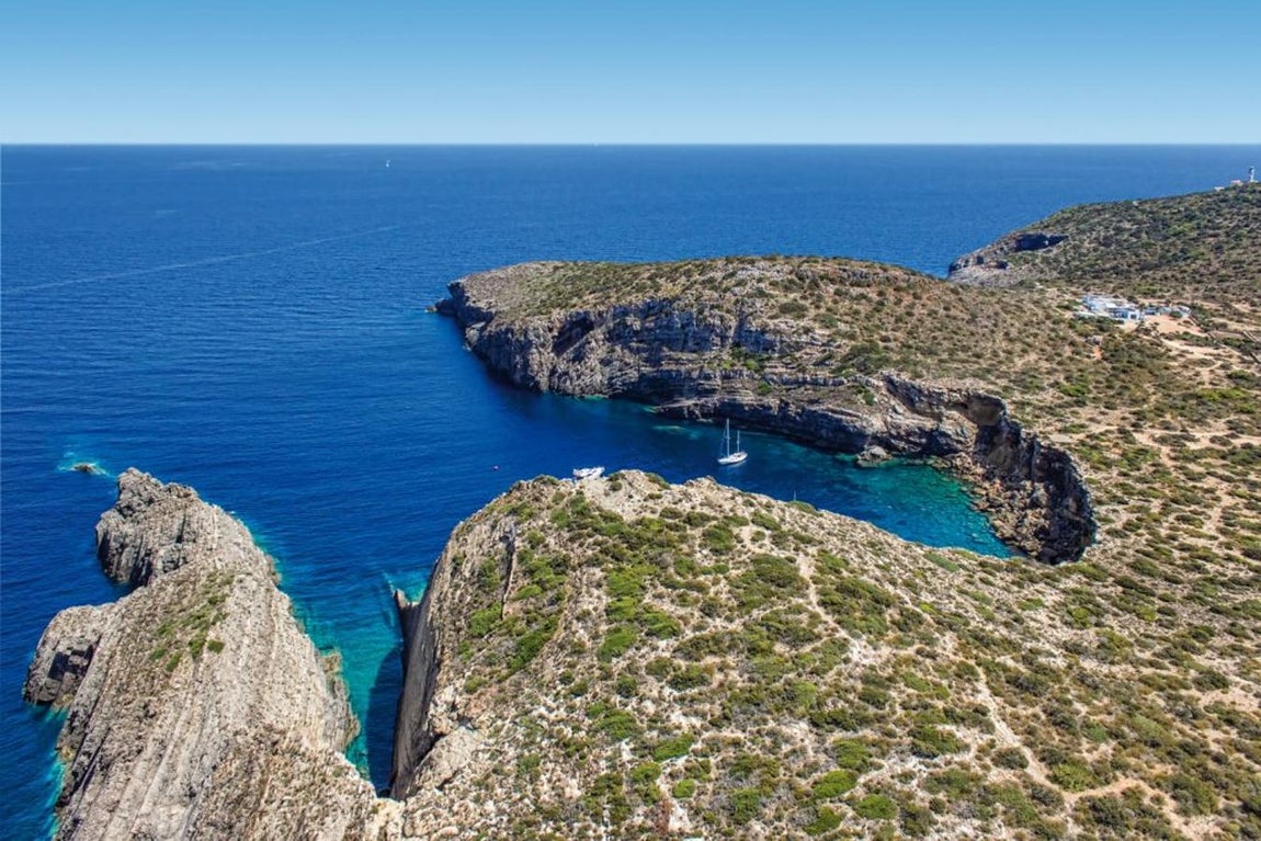 Tagomago, el paraíso a dos pasos de Ibiza. A escasos 5 minutos en barco de la Isla Bonita se encuentra Tagomago, uno de los paraísos privados más codiciadas entre los millonarios debido a su privilegiada situación que les permite gozar de la independencia que buscan sin prescindir del lujo. Entre la lista de famosos que por allí han pasado figuran Cristiano Ronaldo, Gareth Bale o Justin Bieber, que cada vez que pueden se escapan para disfrutar de sus aguas cristalinas.