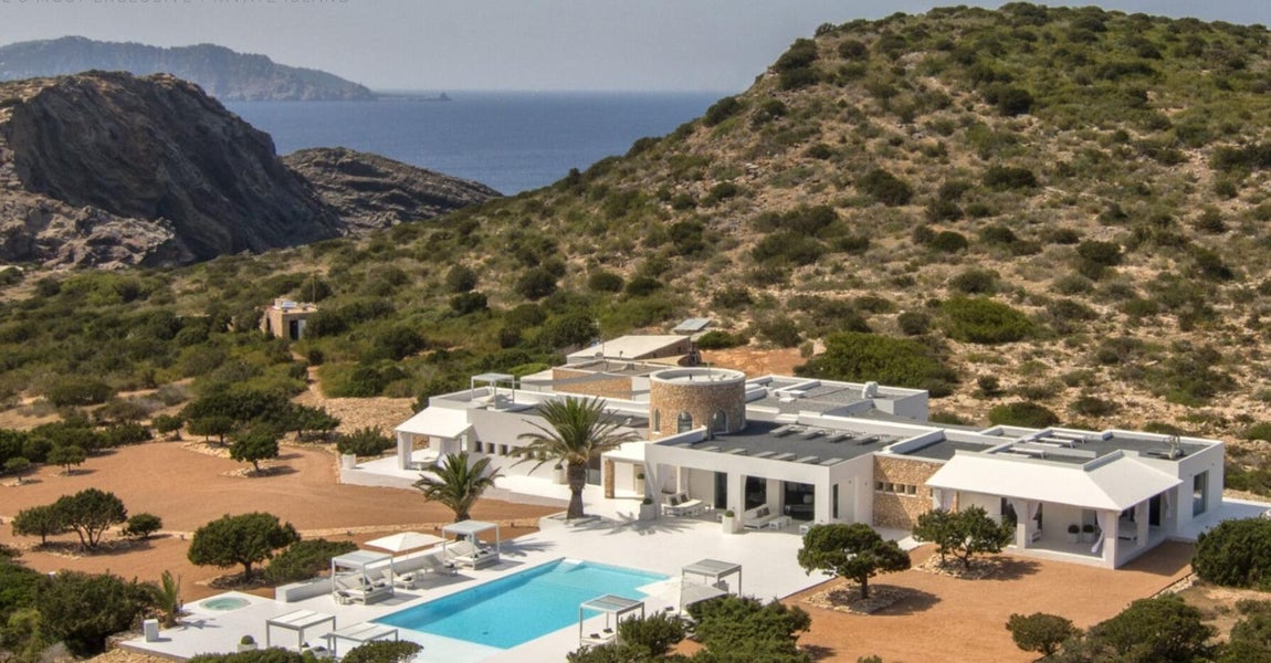 Diseñada para vivir experiencias inolvidables. Los que en aquel momento decidían alojarse en Tagomago, además de disfrutar de unas playas de ensueño podían experimentar experiencias exclusivas de la mano de reconocidos chefs a nivel mundial así los DJ’s más prestigiosos. Aunque todavía puede ser alquilada por días o semanas, ahora se ofrece la posibilidad de comprarla en su totalidad con un precio de 150 millones de euros.