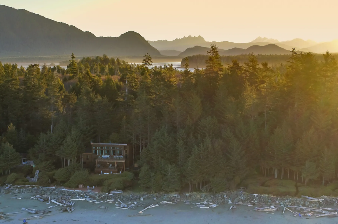 Tofino, British Columbia, Canadá. Situada frente a la playa de Chesterman y rodeada de bosque, esta increíble propiedad cuenta con una vivienda principal con cuatro dormitorios y cuatro cuartos de baño, una casa de huéspedes de dos habitaciones y una acogedora casa del árbol para niños.