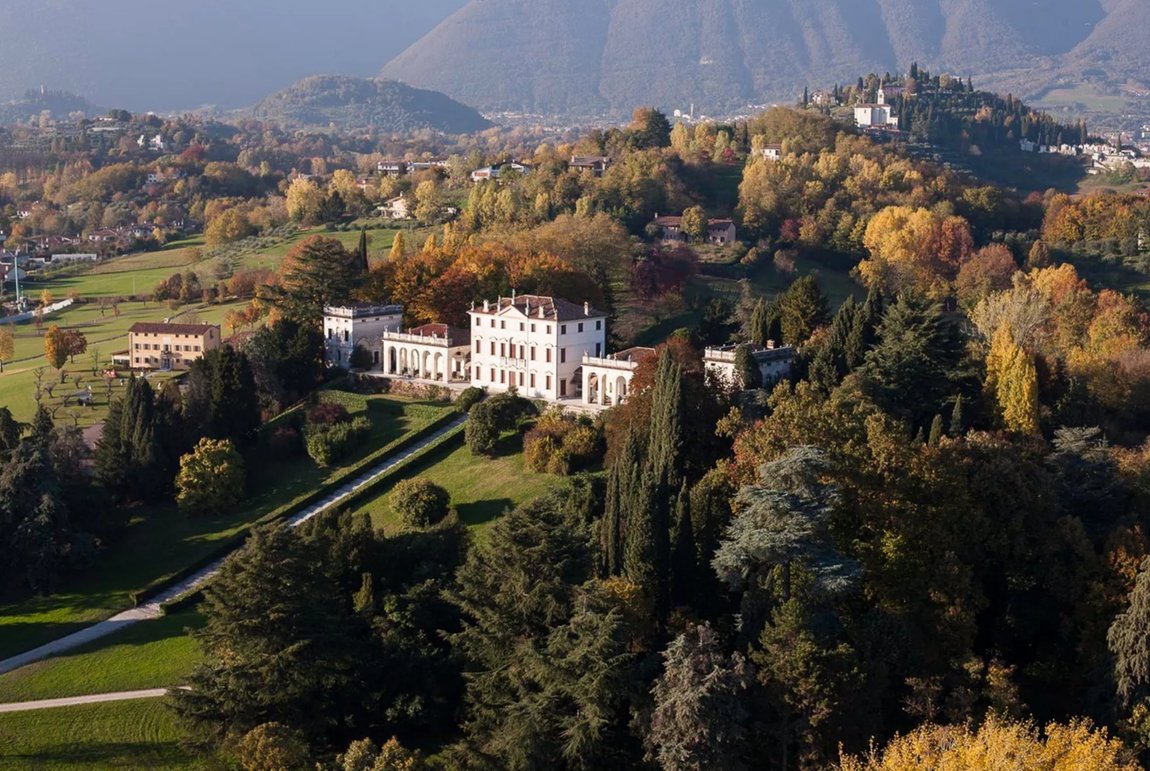 Mussolente, Vicenza, Italia. Esta exquisita villa veneciana está situada en lo alto de una colina, en Mussolente, ubicación que le ofrece a sus dueños vistas 360 grados a los Alpes italianos. La propiedad data de 1763, año en el que el noble Antonio Negri Miazzi encargó su construcción al arquitecto Antonio Gaidon. Cuenta con 1.750 metros cuadrados en los que se levanta la casa principal de tres plantas y dos construcciones, situadas a ambos lados, tipo torre.