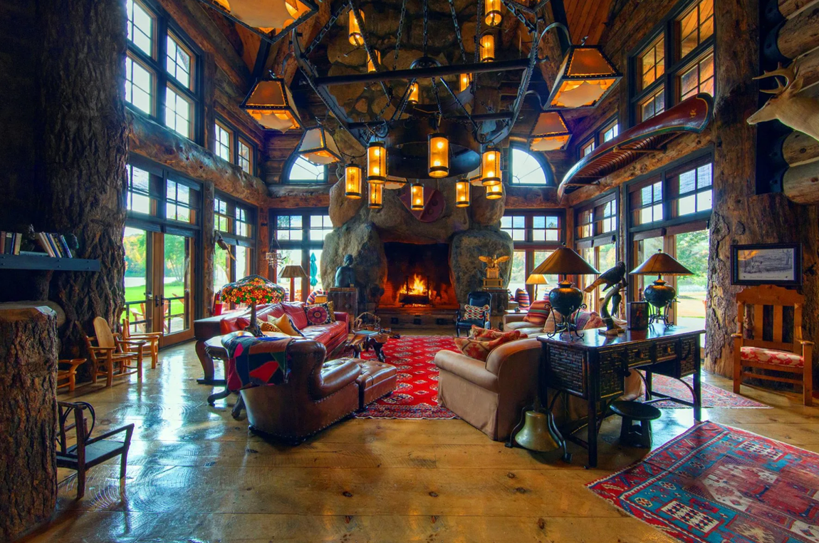 Savannah, Nueva York, Estados Unidos. Incluye, además, una casa de huéspedes que data del siglo XVIII. La vivienda cuenta con paredes con troncos de abeto Ingleman de 350 años, algunos de ellos de 54 pulgadas de diámetro. Se trata de una propiedad de lo más hogareña. Su precio es de 65 millones de dólares.