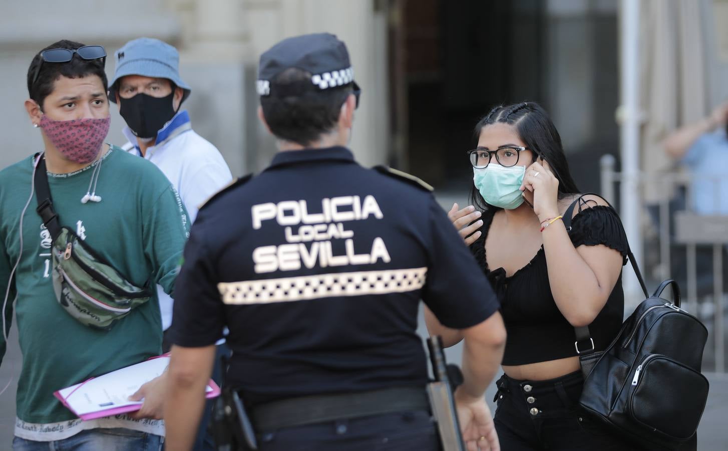 La Policía vela por el uso de la mascarilla en Sevilla