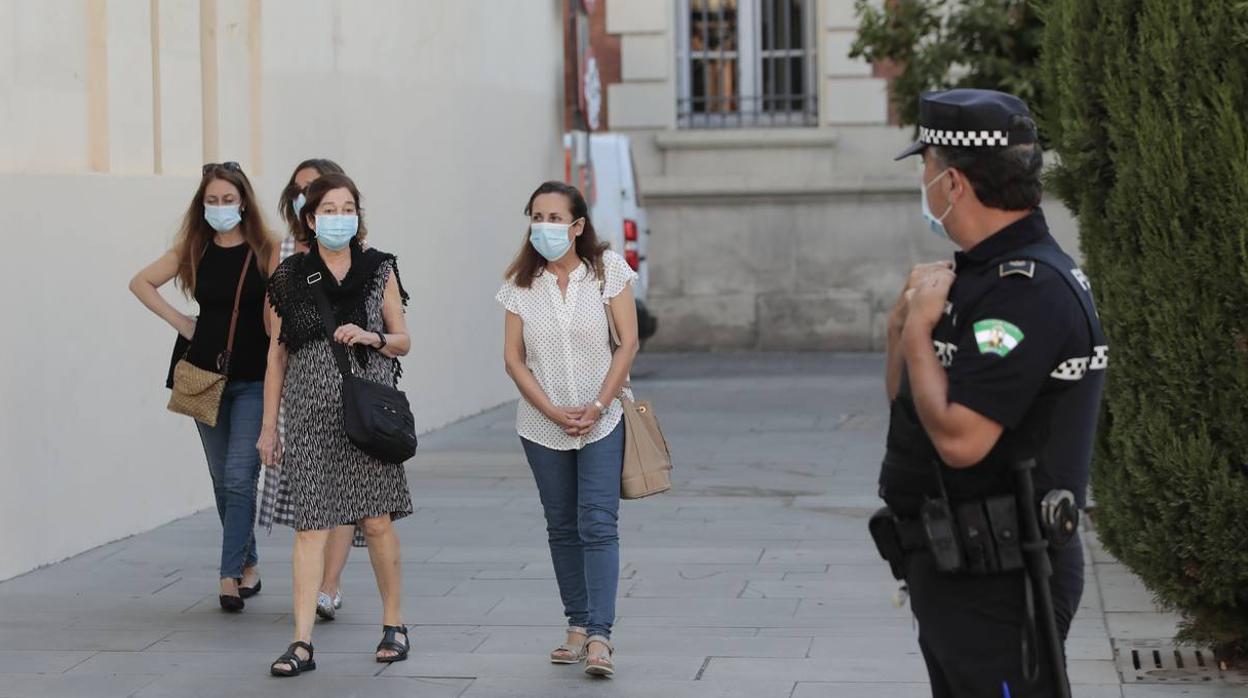 La Policía vela por el uso de la mascarilla en Sevilla