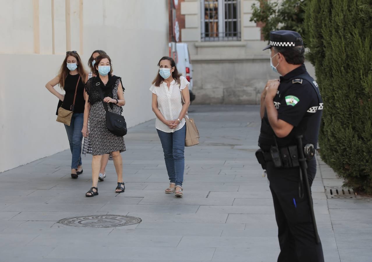 La Policía vela por el uso de la mascarilla en Sevilla