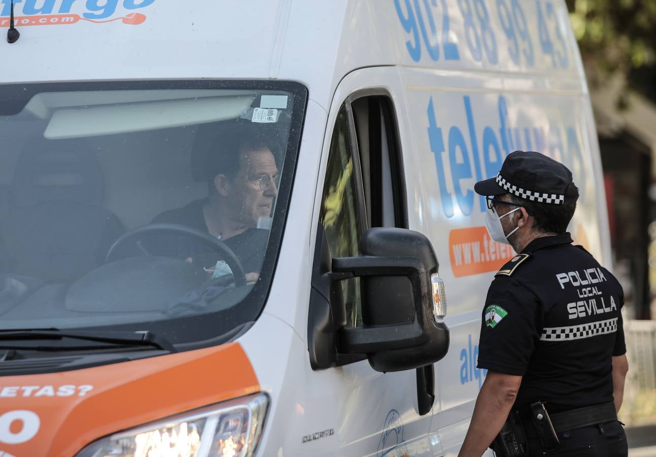 La Policía vela por el uso de la mascarilla en Sevilla