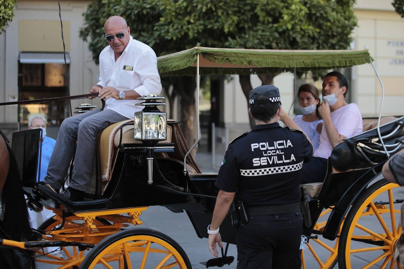 La Policía vela por el uso de la mascarilla en Sevilla