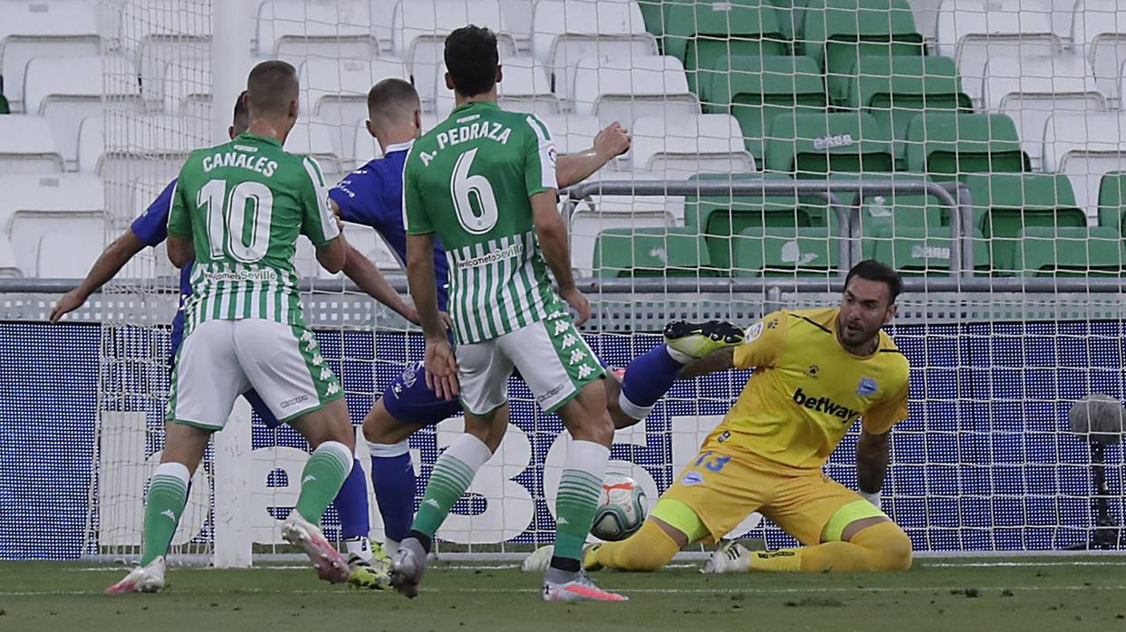 En imágenes, partido entre el Betis y el Alavés en el Benito Villamarín