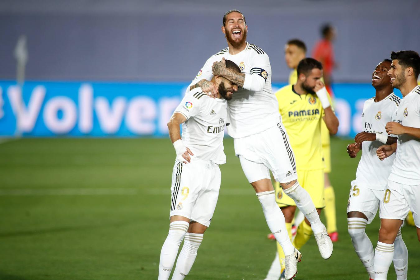 Ramos se abraza a Benzema. 