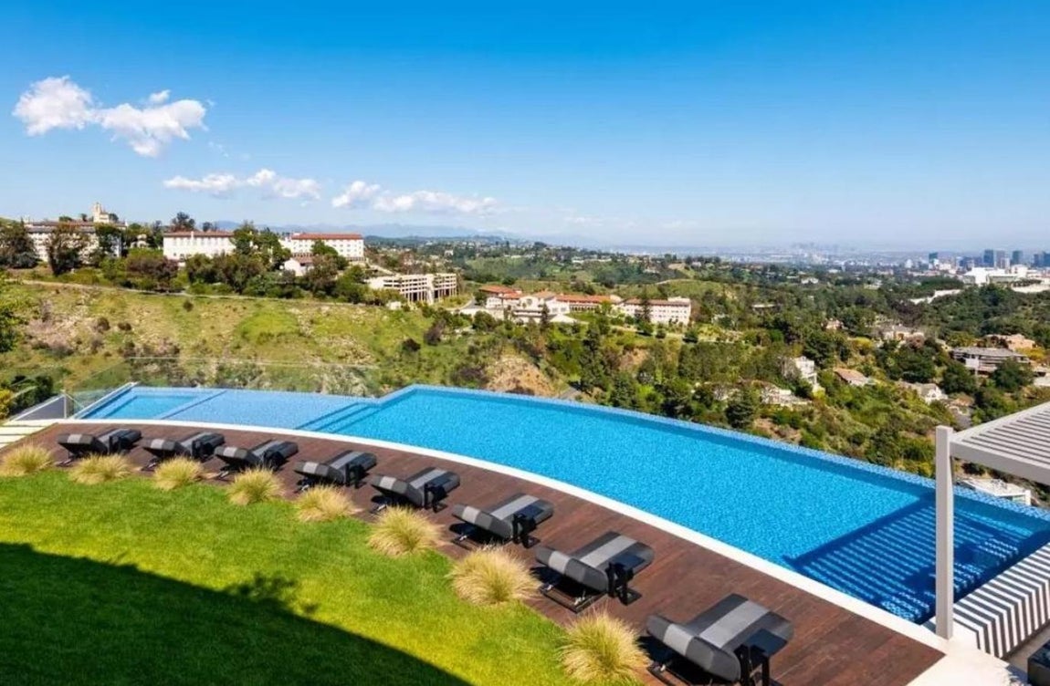 Situada en uno de los barrios más exclusivos de Los Angeles. La propiedad está situada en el barrio de Brentwood y como se puede apreciar no falta el lujo y la ostentación. Pero lo más curioso no reside en la decoración y construcción de la misma, sino las negociaciones para su adquisición, pues hace apenas unos meses poseía un precio de 34 millones de euros y, según informan los medios estadounidenses, ha conseguido una rebaja de 15 millones gracias a la empresaria.