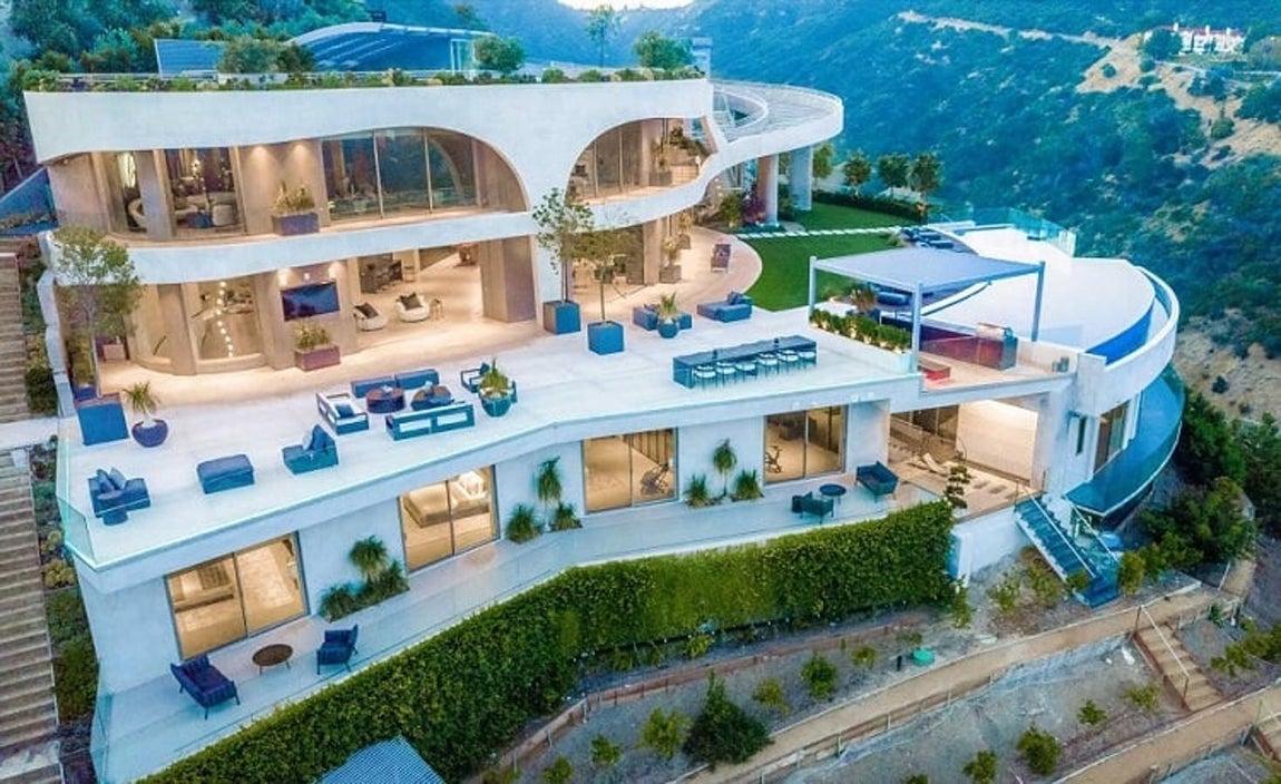 Posee 7 dormitorios y 11 baños. La mansión se divide en tres plantas y posee 7 dormitorios de tipo suite y 11 baños.