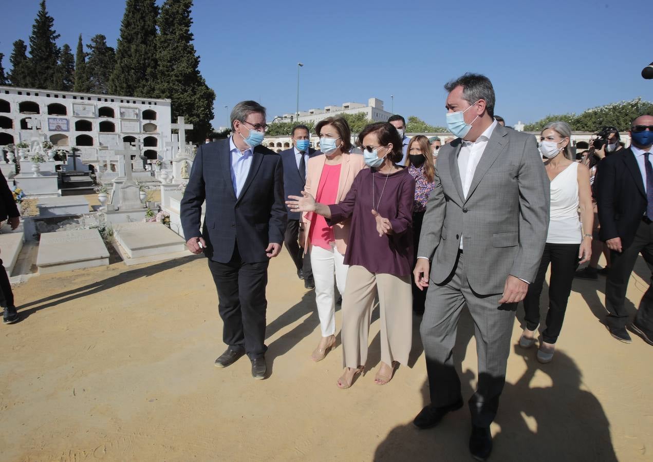 Visita de autoridades a la fosa común de Pico Reja