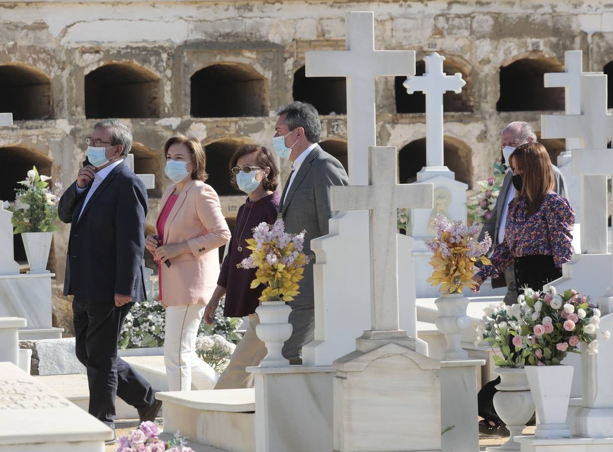 Visita de autoridades a la fosa común de Pico Reja