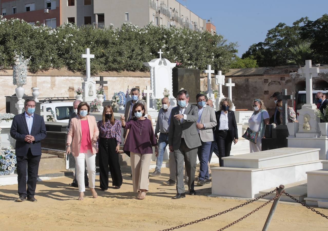 Visita de autoridades a la fosa común de Pico Reja