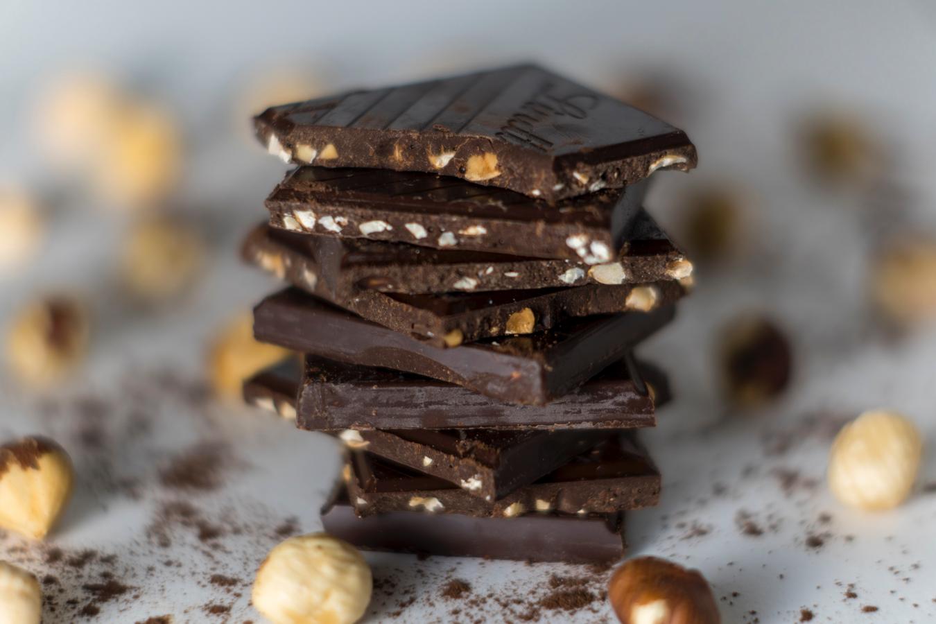 Chocolate. Al parecer, tal como cuenta la nutricionista Irene Cañadas, cuanto más negro sea y más sano el <a href="https://www.abc.es/bienestar/alimentacion/abci-cual-tableta-chocolate-mas-saludable-y-cuantas-onzas-puedo-tomar-202004280411_noticia.html" target="_blank">chocolate</a>, más <a href="https://www.abc.es/bienestar/alimentacion/abci-forma-comer-puede-levantarte-animo-201911150334_noticia.html" target="_blank">triptófano </a>nos aporta y menos hace que engordemos al tener menos grasa.