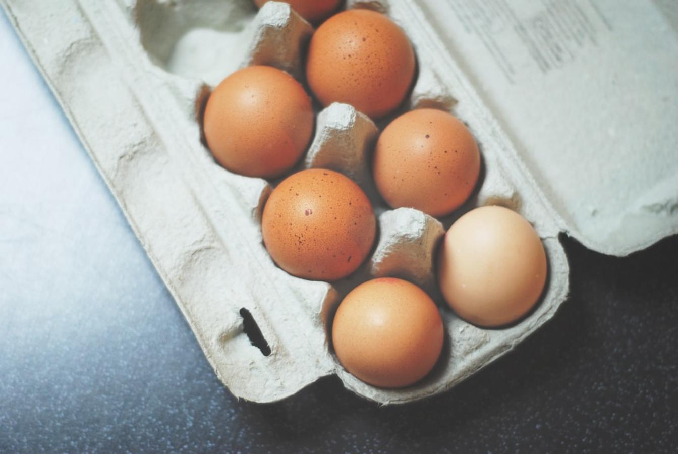 Huevo. Según la nutricionista <a href="https://www.instagram.com/lavidacomonutricionista/" target="_blank">Beatriz Cerdán</a>, el huevo es uno de los alimentos más ricos en triptófano porque destaca su contenido en la clara del <a href="https://www.abc.es/bienestar/alimentacion/abci-siete-maneras-sacar-partido-huevo-cocina-202003270326_noticia.html" target="_blank">huevo </a>seca, que contiene 1 gramo en 100 gramos de alimento. El <a href="https://www.abc.es/bienestar/alimentacion/abci-huevo-201909290855_noticia.html" target="_blank">huevo </a>tal como lo conocemos nos aportaría 0,17g en 100g