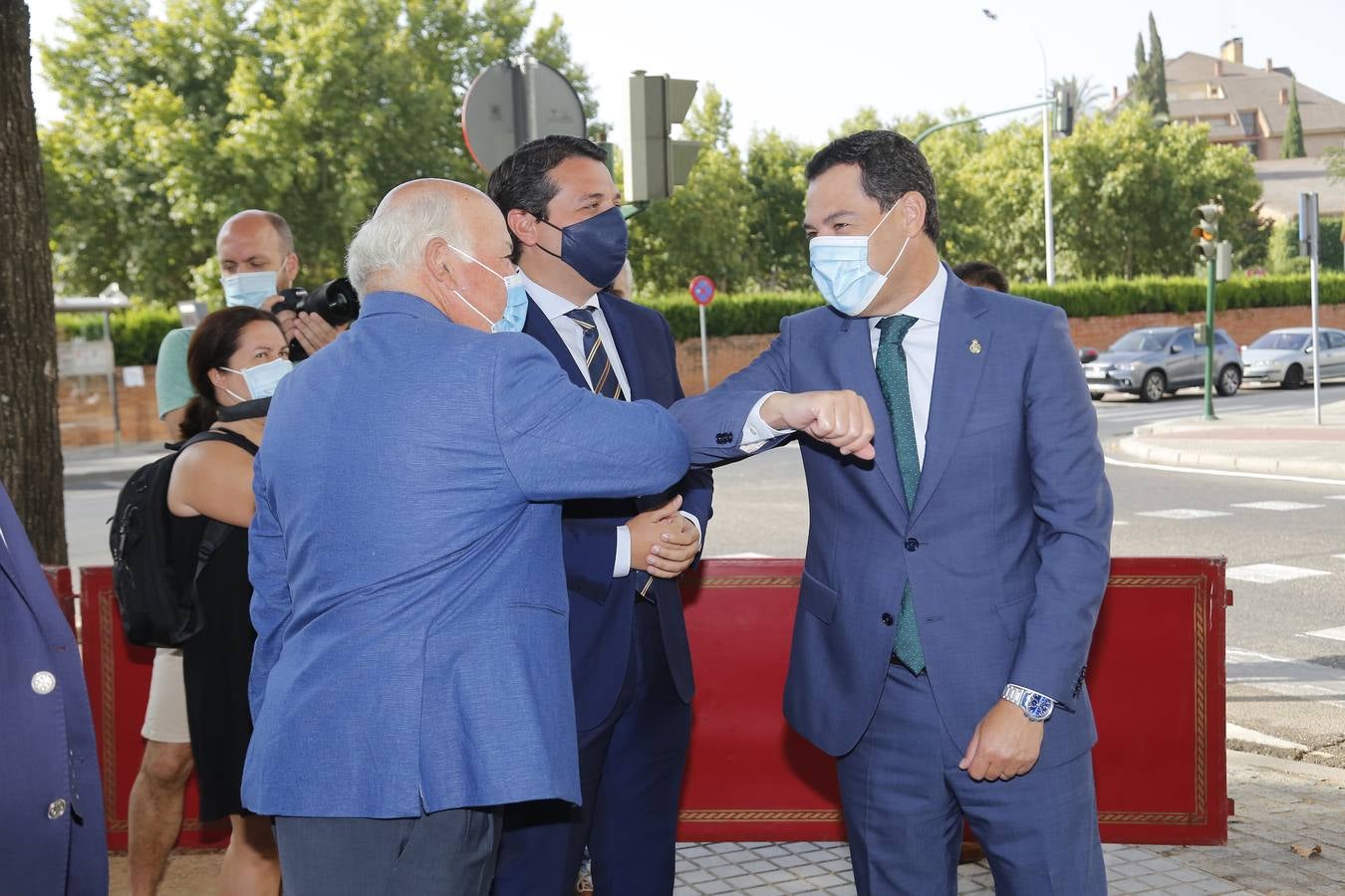 En imágenes, la inauguración en Córdoba de la escultura en honor a los sanitarios