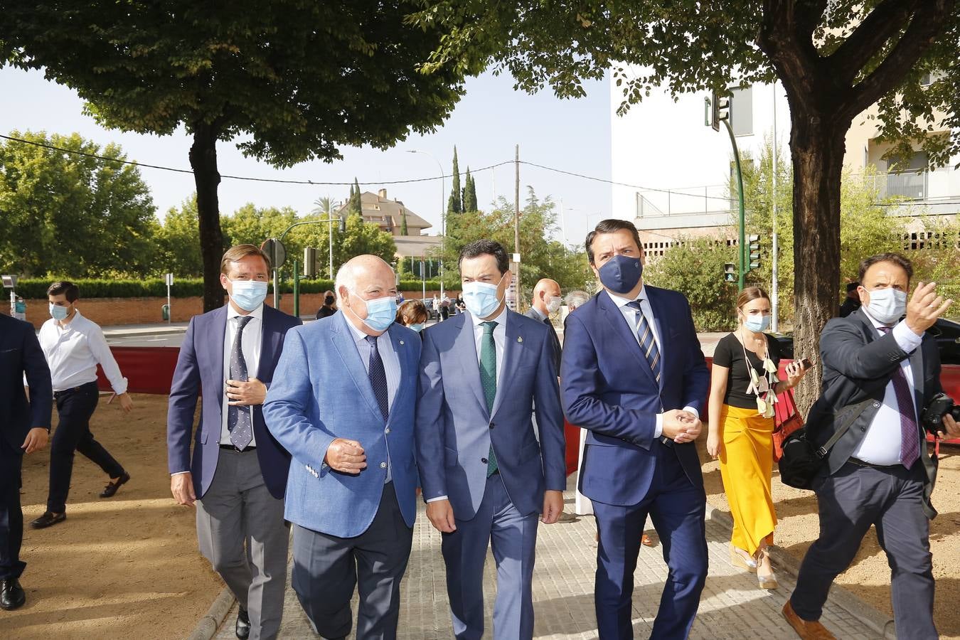 En imágenes, la inauguración en Córdoba de la escultura en honor a los sanitarios