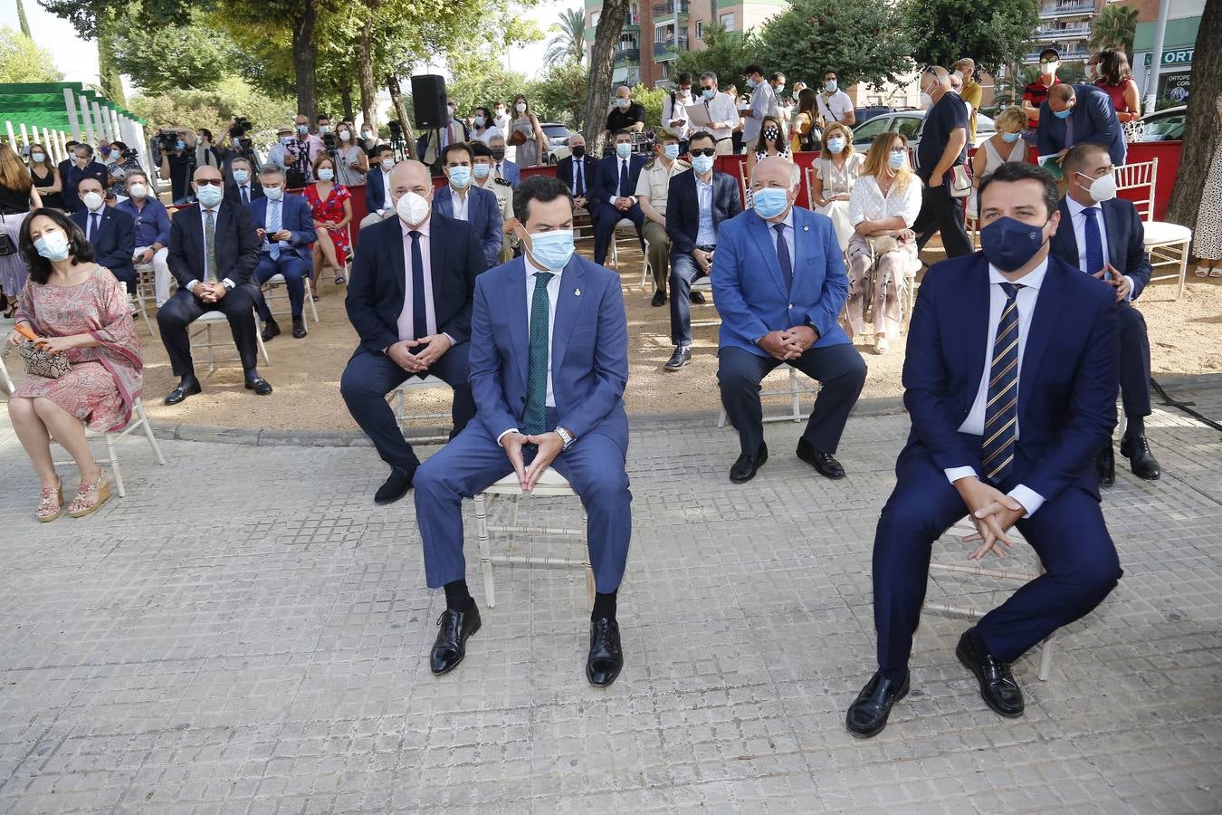 En imágenes, la inauguración en Córdoba de la escultura en honor a los sanitarios