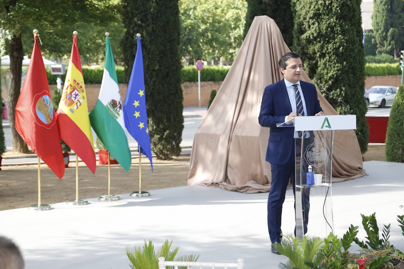 En imágenes, la inauguración en Córdoba de la escultura en honor a los sanitarios