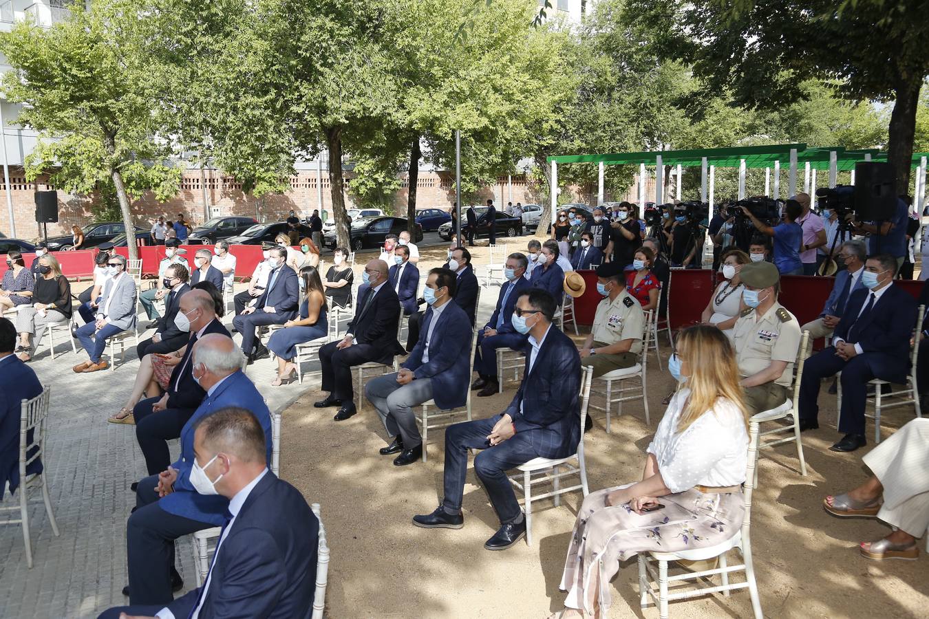 En imágenes, la inauguración en Córdoba de la escultura en honor a los sanitarios