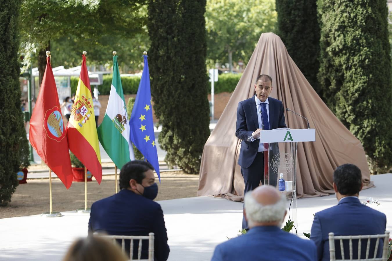 En imágenes, la inauguración en Córdoba de la escultura en honor a los sanitarios