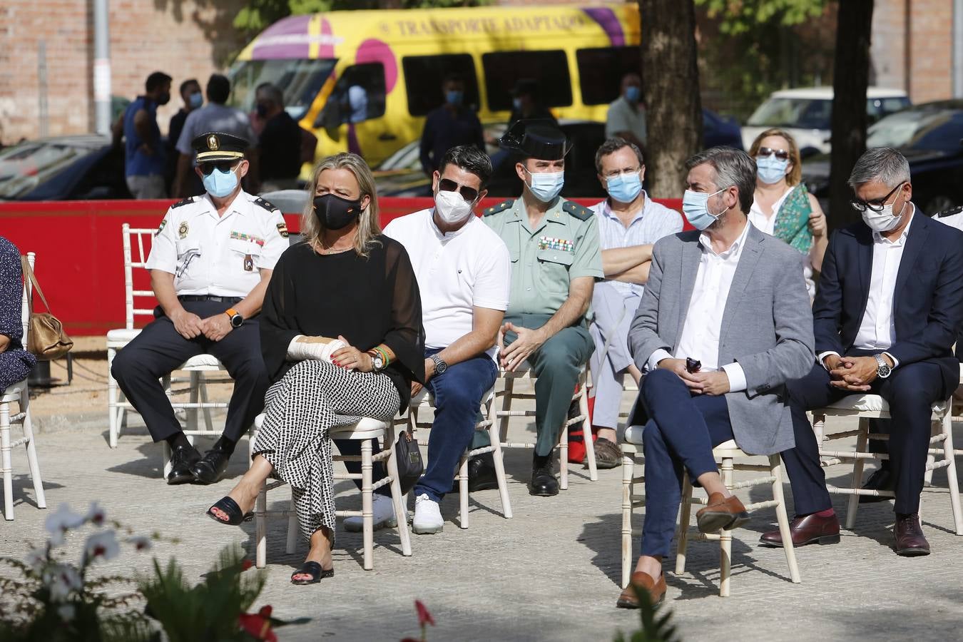 En imágenes, la inauguración en Córdoba de la escultura en honor a los sanitarios