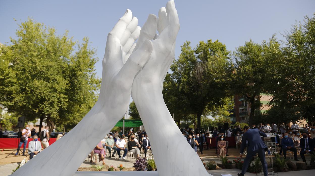 En imágenes, la inauguración en Córdoba de la escultura en honor a los sanitarios