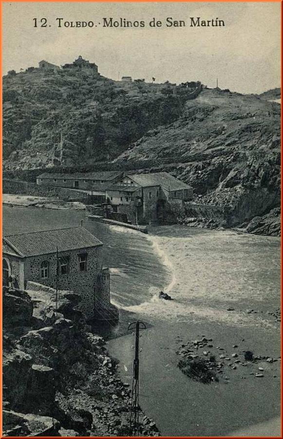 Presa de San Ana entre los antiguos molinos de la Cruz y el edificio de la central construida entre 1912 y 1913 por La Electricista Toledana. Postal editada por Grafos ca. 1923. Archivo Municipal de Toledo. 