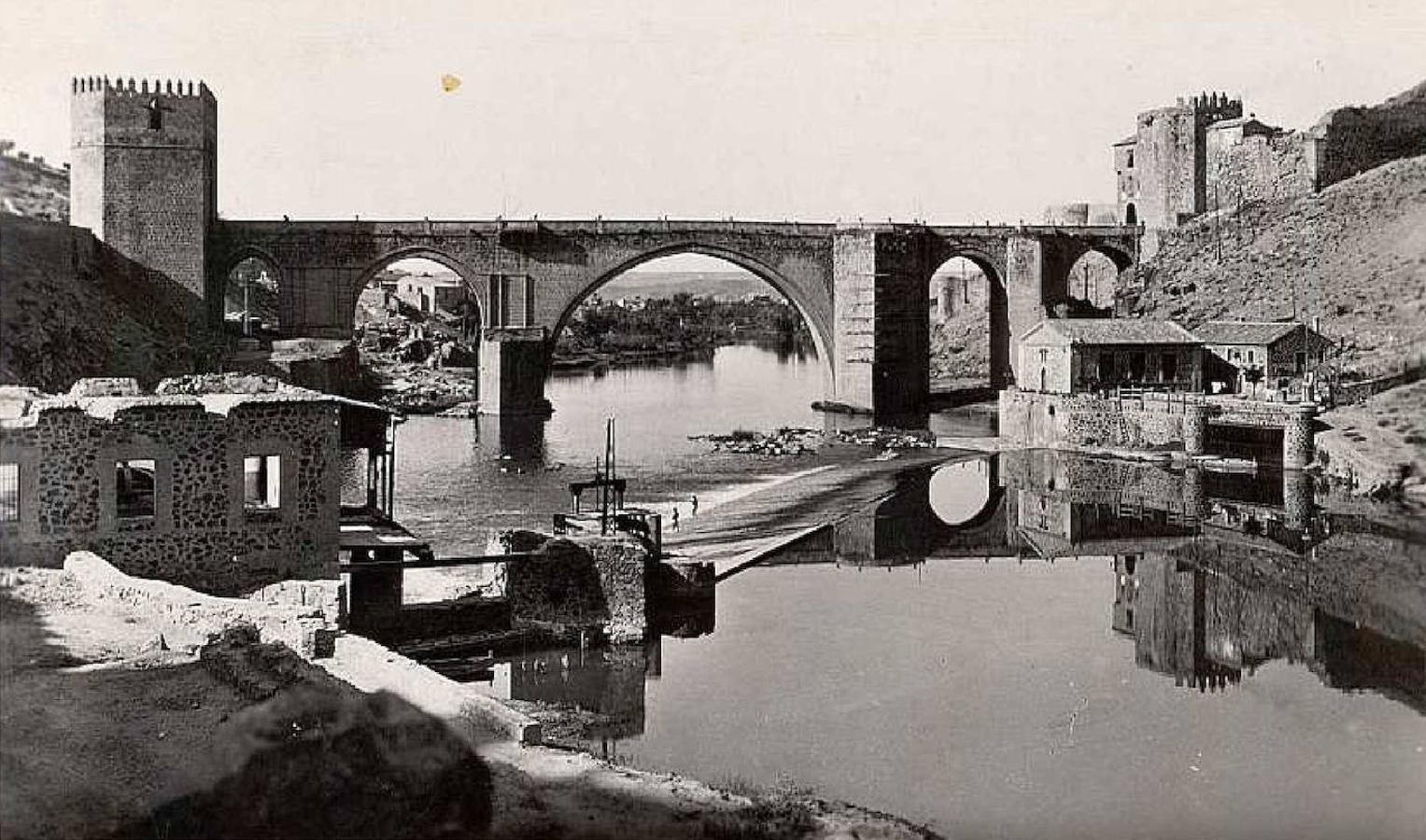 El antiguo edificio molinero de la Cruz, ya desmontado, hacia los años veinte del siglo XX. Imagen editada posteriormente por Manipel. Archivo Municipal de Toledo. 