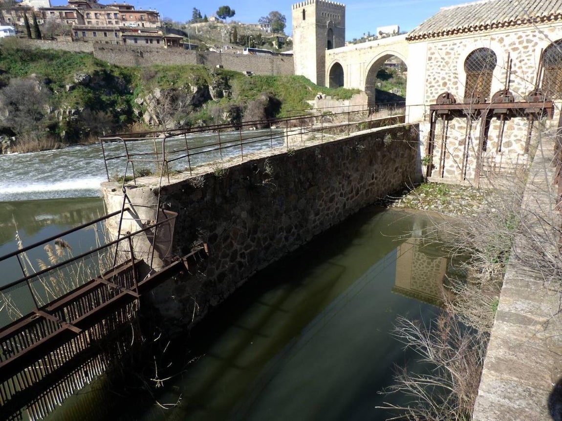 Canal de entrada de agua a las compuertas de la central de Santa Ana en 2015. FOTO RAFAEL DEL CERRO. 
