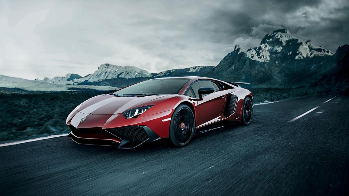 Lamborghini Aventador SV. Solo salieron al mercado 600 unidades de este Lamborghini Aventador SV y todas se agotaron incluso antes de ponerse a la venta. La versión SuperVeloce es 50 kilos más ligero que el Aventador y 50 CV más potente, lo que le permite pasar de 0 a 100 km/h en 2,8 segundos y alcanzar una velocidad máxima de 350 km/h. Su precio va desde los 440.000 euros.