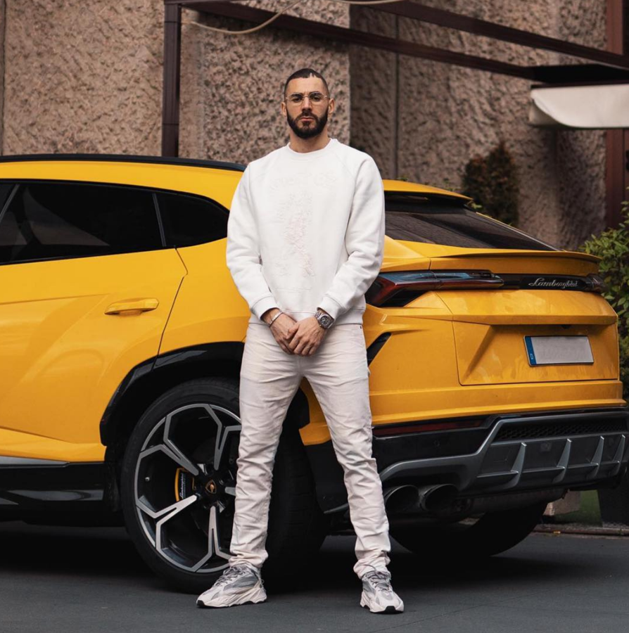 Karim Benzema. Puede que el futbolista galo no cuente con una colección de coches muy amplia, pero lo que sí está claro es que se trata de una selección muy exclusiva y cara. Prueba de ellos es su impresionante Bugatti Veyron Pur Sang, un vehículo del que solo se han fabricado cinco ejemplares a nivel mundial. Pero es su Lamborghini Urus uno de los que más utiliza en su día a día.
